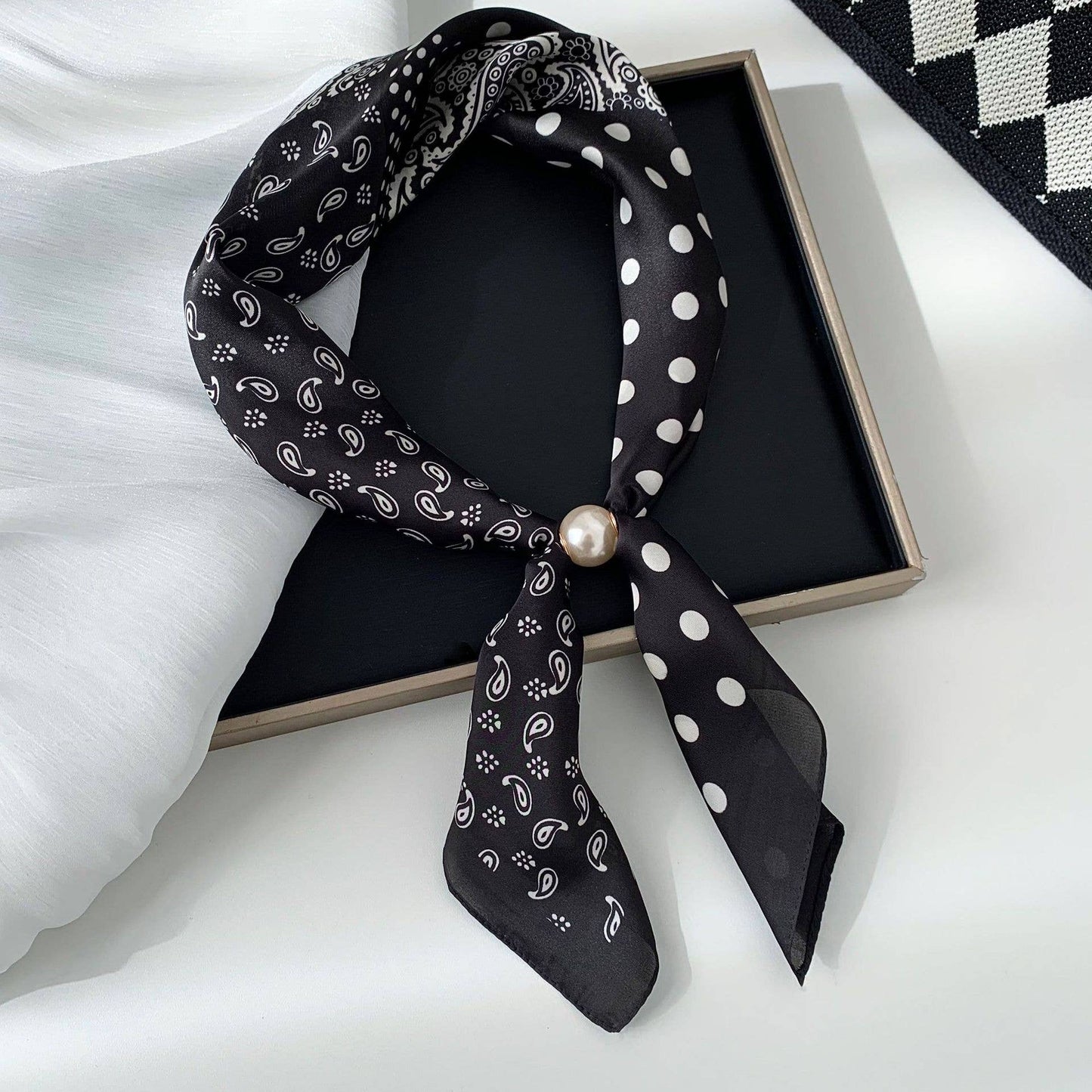 Elegant Printed Pearl Magnetic Clasp Scarf