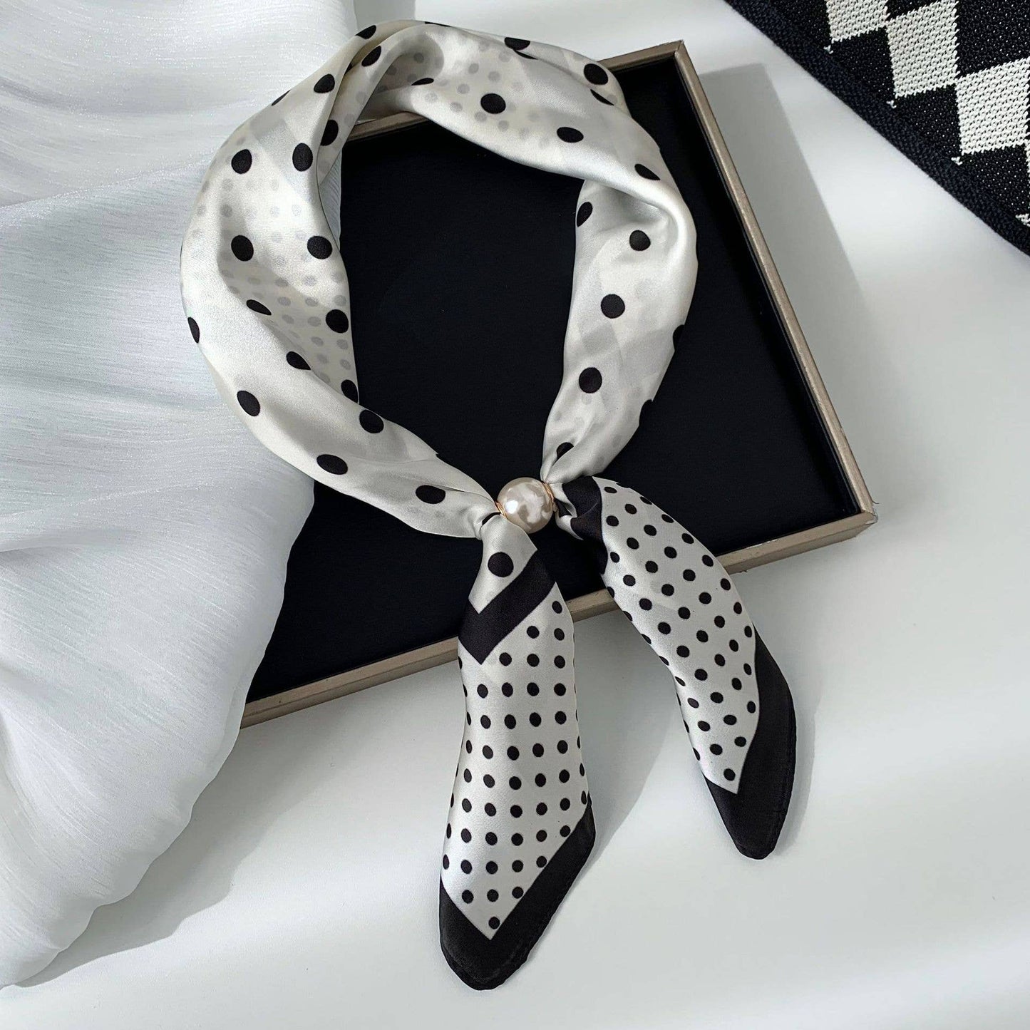 Elegant Printed Pearl Magnetic Clasp Scarf