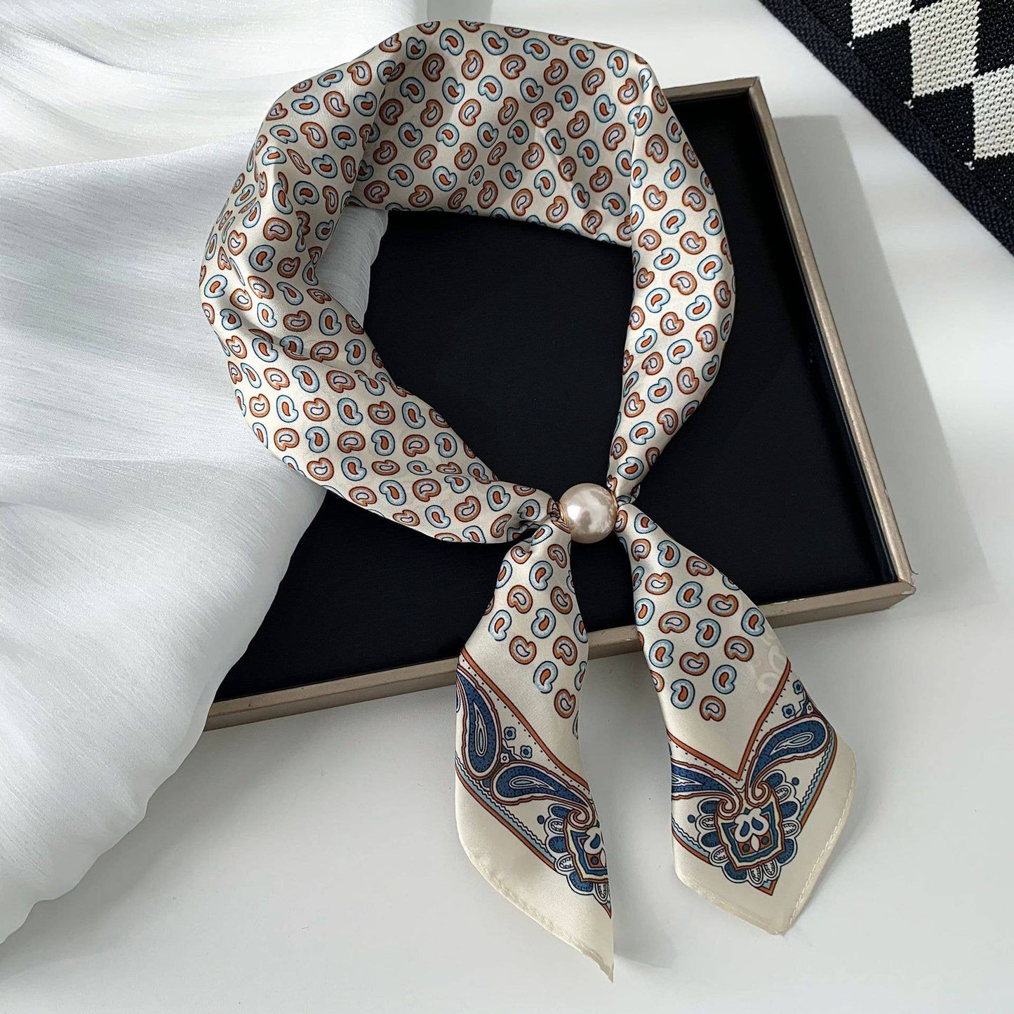 Elegant Printed Pearl Magnetic Clasp Scarf