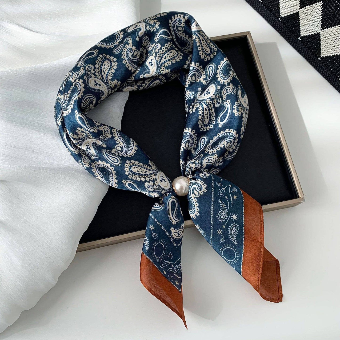 Elegant Printed Pearl Magnetic Clasp Scarf